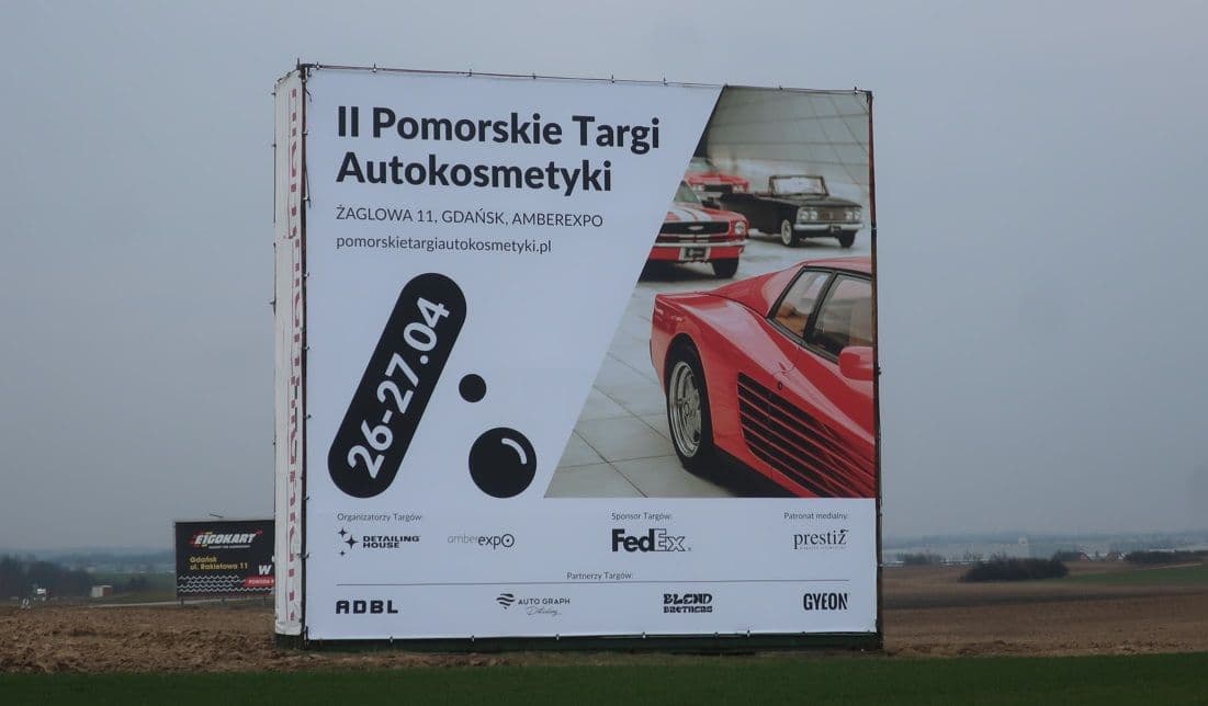 Reklama wielkoformatowa przy autostradzie