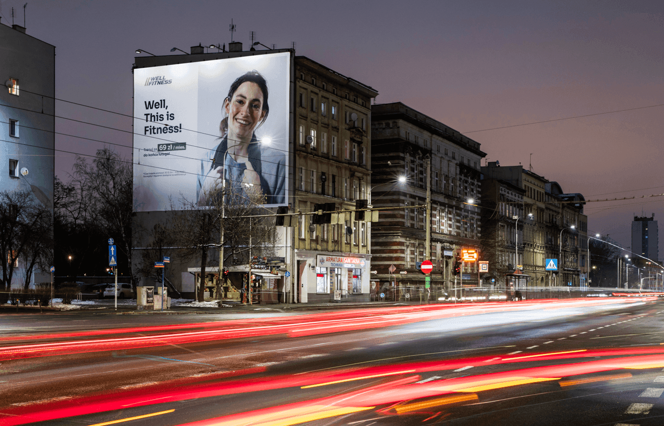 Reklama wielkoformatowa w nocy