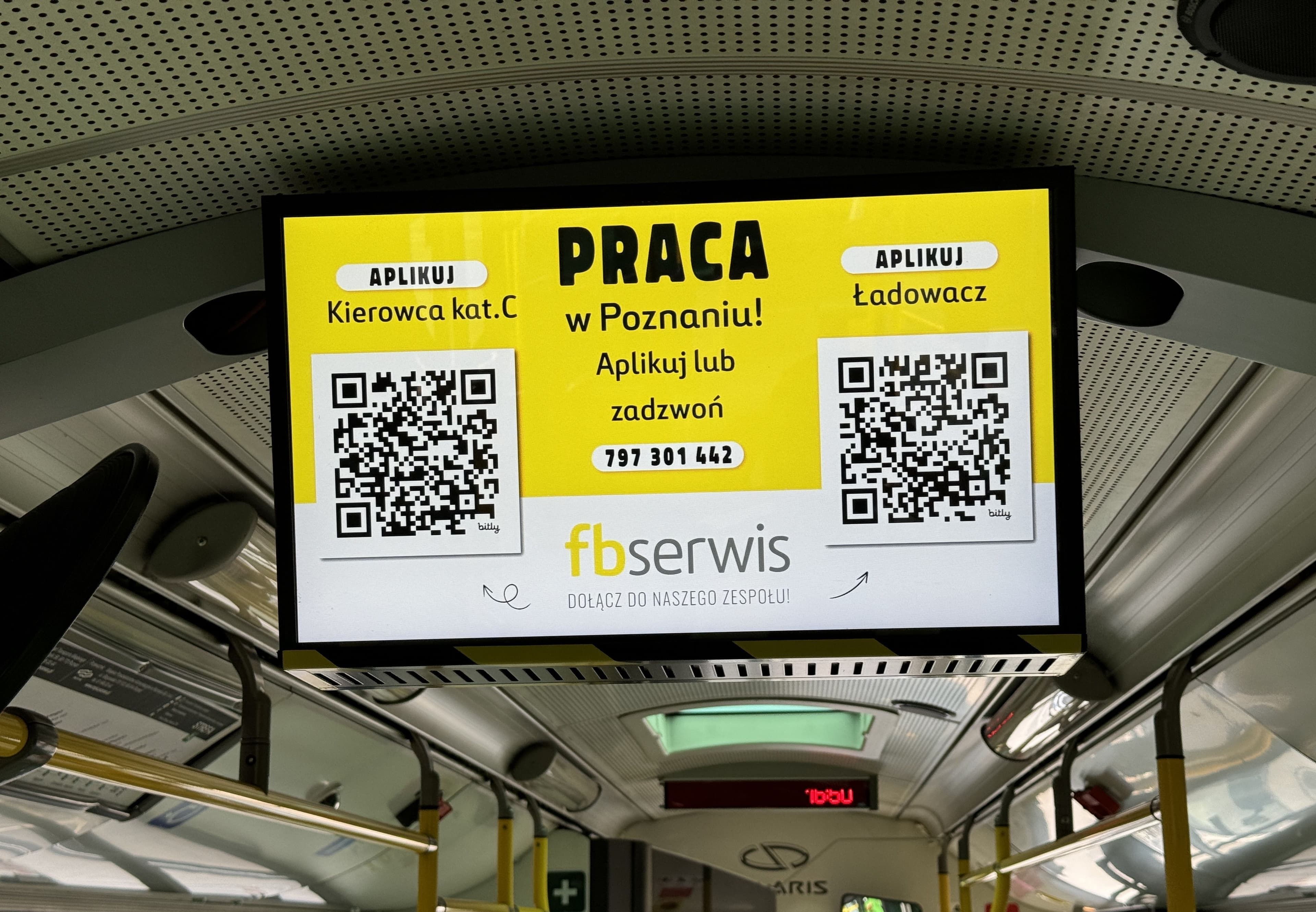 Reklama na ekranach w busach