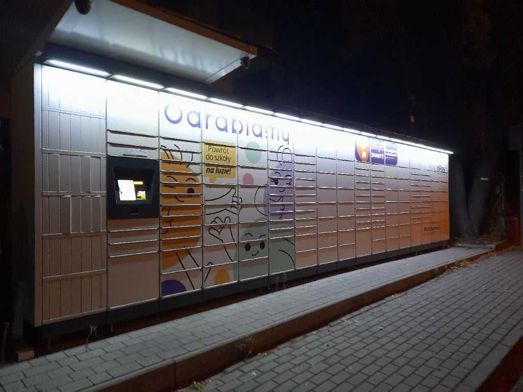 Reklama na Paczkomat - widok nocny