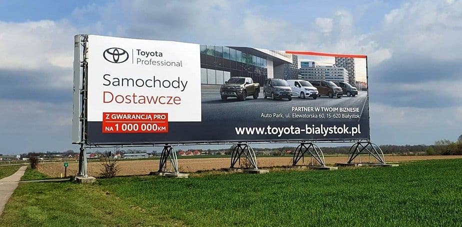 Podświetlony billboard przy drodze
