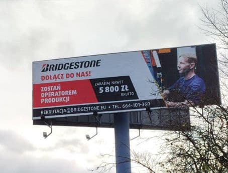 Podświetlony billboard przy drodze