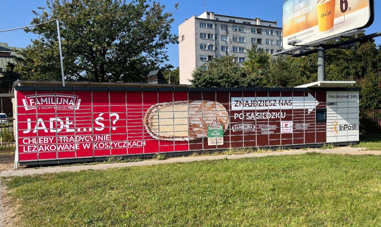 Reklama na Paczkomat - całe urządzenie
